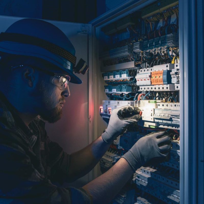 elettricista che lavora